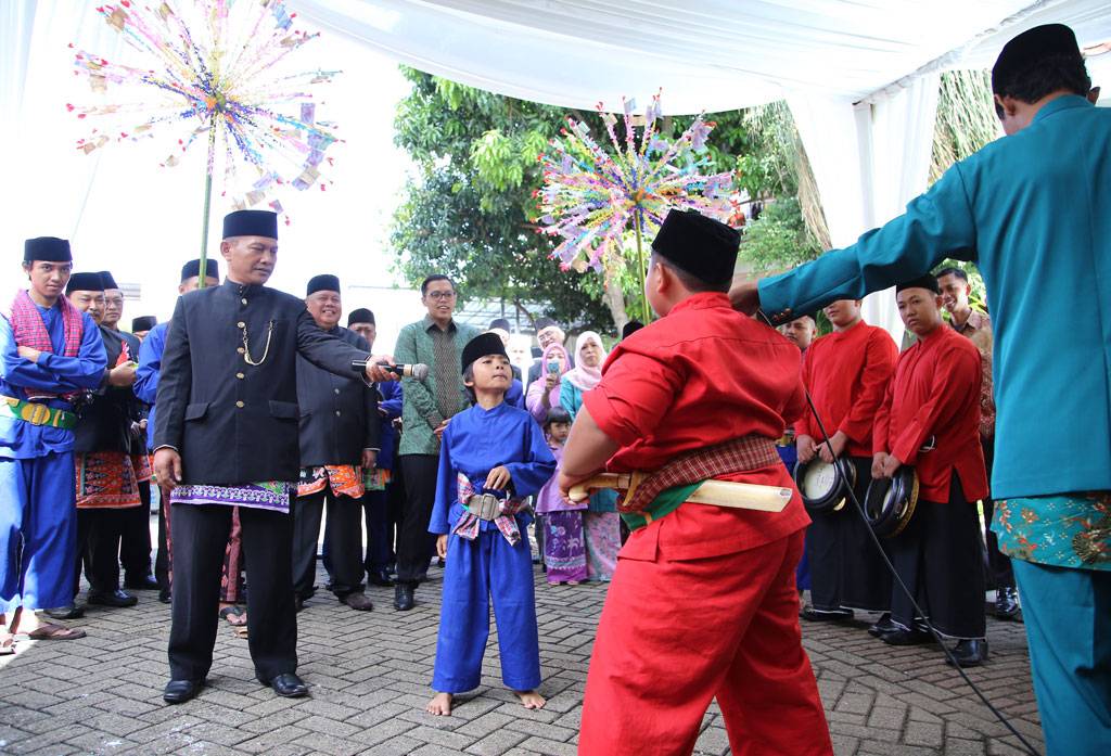 Busana Adat Betawi Yang Dipakai Saat Acara Lamaran