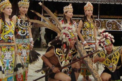 Pakaian Adat Suku Dayak