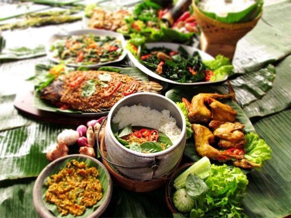 Budaya Makan Lesehan di Jawa