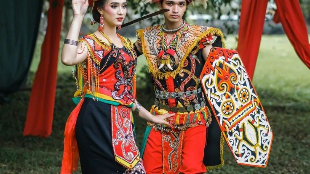 Makna Warna Pakaian Adat Suku Dayak Kalimantan