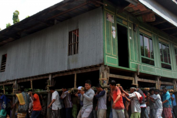 Mengenal Budaya Mappalette Bola