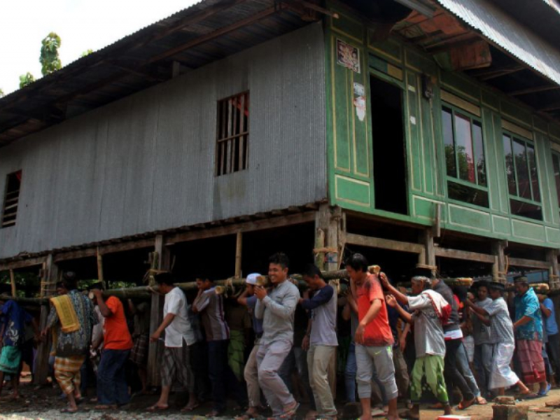 Mengenal Budaya Mappalette Bola