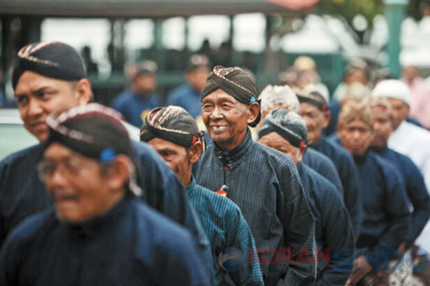 Sejarah Penggunaan Blangkon dalam Busana Pria Jawa