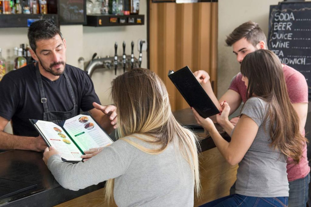 Tips Mencari Makanan Lokal Enak dan Murah Saat Liburan ke Luar Negeri