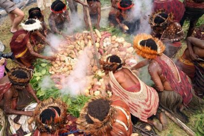 Tradisi Bakari Batu di Papua