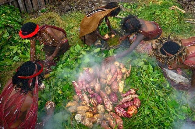 Tradisi Bakari Batu di Papua