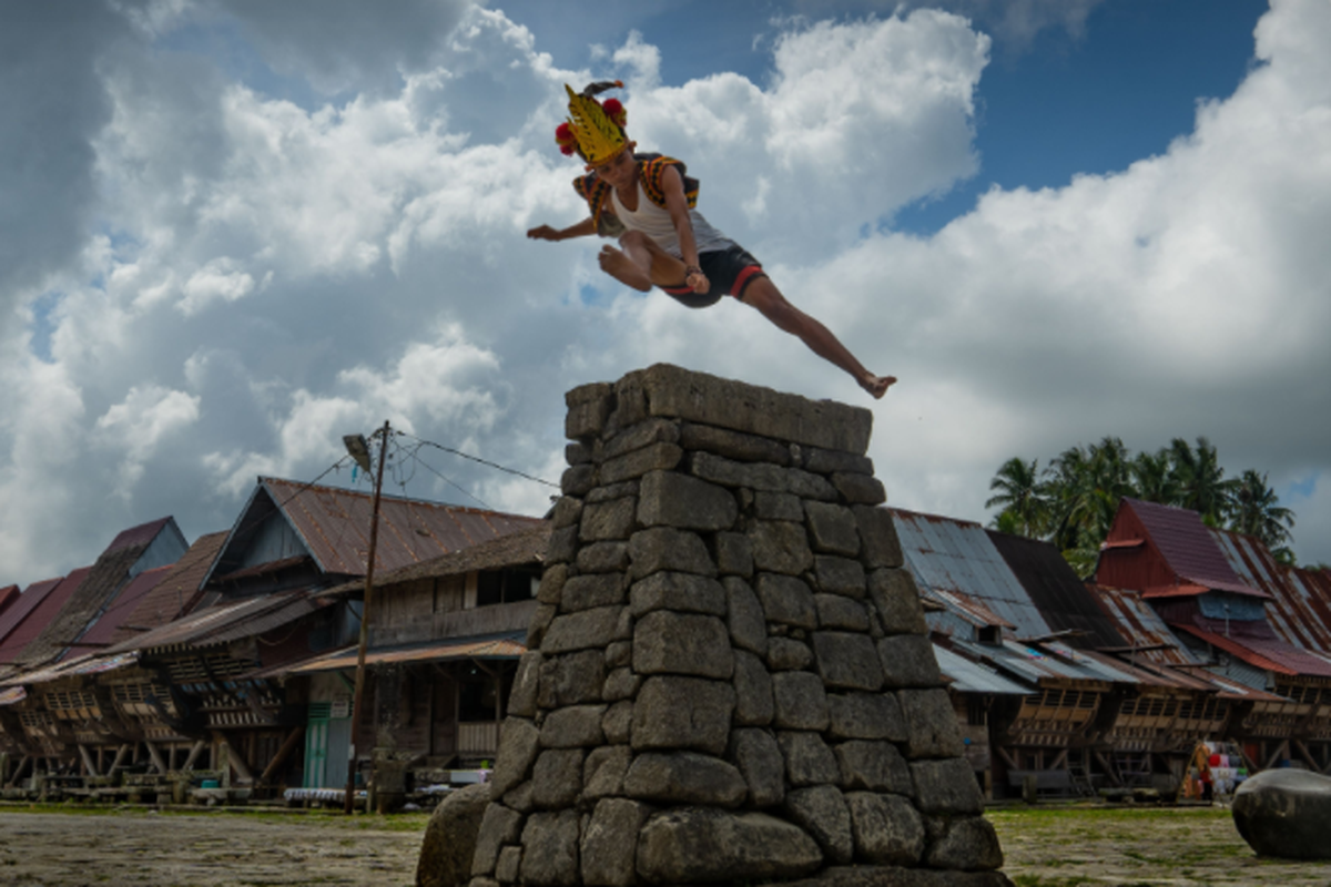 Tradisi Lompat Batu Fahombo