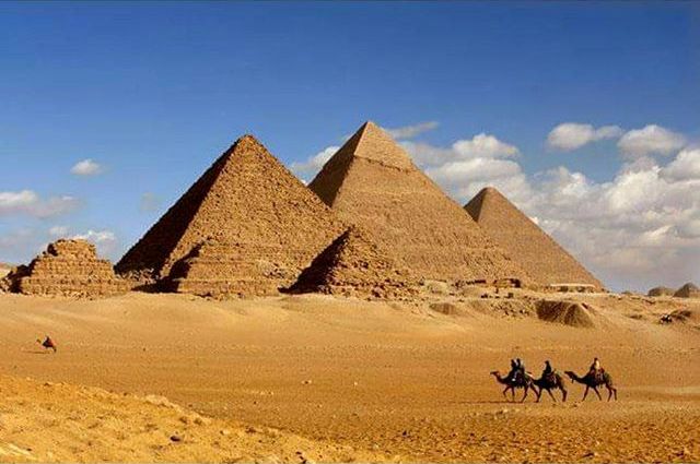 Wisata Sejarah ke Piramida Giza Mesir