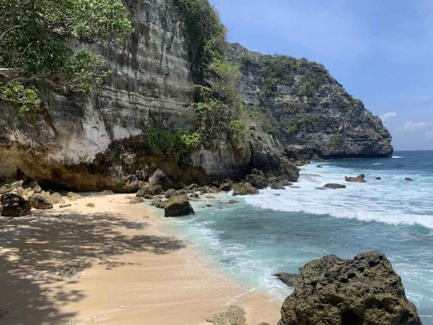 pantai tembeling nusa penida