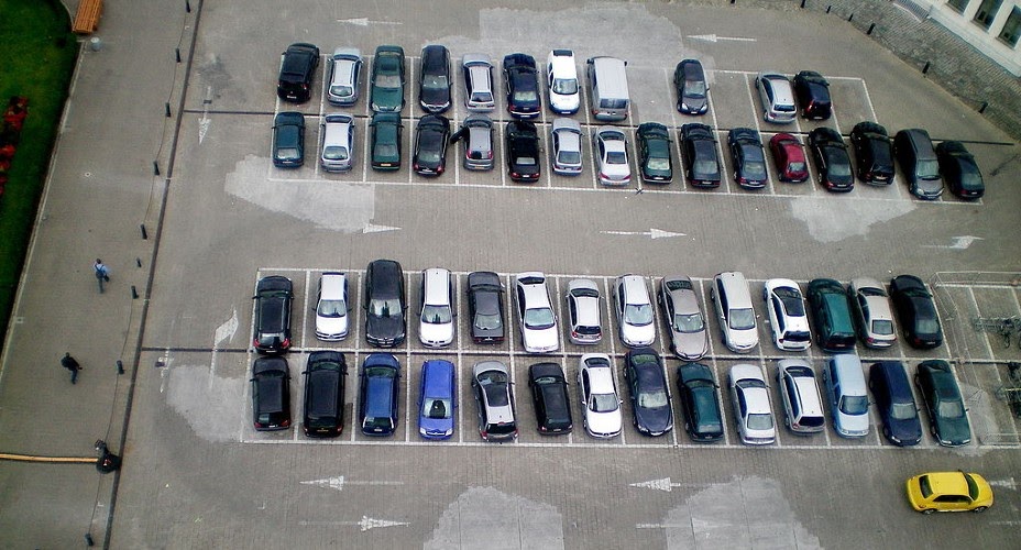Cara Parkir Mobil yang Baik dan Benar