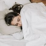 Tips Memilih Ukuran Bantal Tidur yang Pas untuk Mencegah Sakit Leher