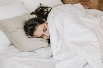 Tips Memilih Ukuran Bantal Tidur yang Pas untuk Mencegah Sakit Leher