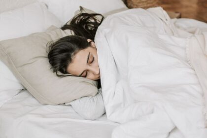 Tips Memilih Ukuran Bantal Tidur yang Pas untuk Mencegah Sakit Leher