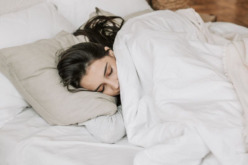 Tips Memilih Ukuran Bantal Tidur yang Pas untuk Mencegah Sakit Leher