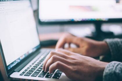 Tips Mengatur Kecerahan Layar Komputer agar Mata Tidak Cepat Lelah